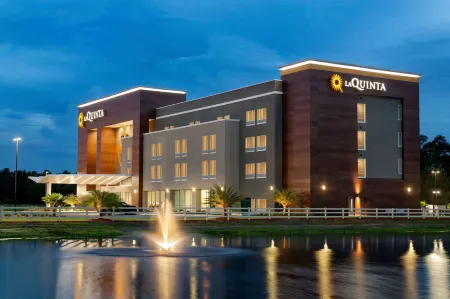 La Quinta Inn & Suites by Wyndham Brunswick/Golden Isles Отели в г. Глинн