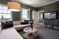 Ambassador Hotel Oklahoma City, Autograph Collection Các khách sạn gần Lightning Creek Apartments