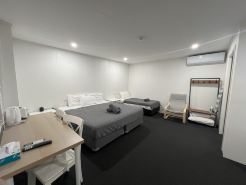 Abajaz Motel-Central-King Bed-Shaded Parking