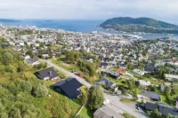 Large and lovely villa in Harstad Sentrum with sauna, hot tub and car rental