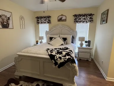Farmhouse-ish Cajun Cottage Отели рядом с достопримечательностью «Парк штата Сэм Хьюстон Джонс»