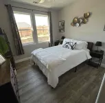 Hot tub, ping pong, and walking distance to over 25 wine tasting rooms!