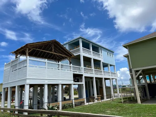 BEACH HANSON 2 New Construction with Private pool and hot tub on upper deck.