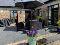 Peaceful hideaway with scenic views. Hot-tub & dog-friendly walled garden