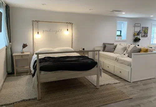 Stylish Tarrytown Studio - Walk to Train & Main St