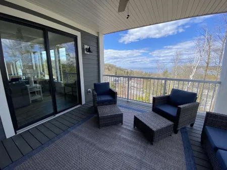 Beautiful Modern Condo with Incredible View!