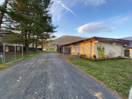Morning View Ranch- Red River Gorge- Indoor Pool open March-Nov. Pet friendly.