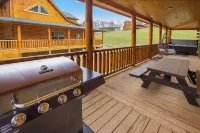 3 miles to Dollywood! Family size Cabin with Indoor Pool/Games, PS 5 & Hot tub