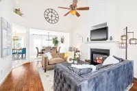 Stylish Home Pet-Friendly 3BR 3BA Private Fence Backyard Hotels in Middle Creek