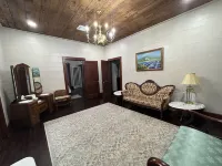 Craftsman Home on 3 acres with live oaks lots of space for gatherings