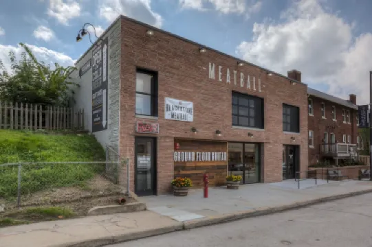 3509 Fabulous Midtown Townhome! Walk to TWO entertainment districts! Hotel a 