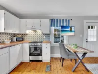 Adorable Cottage, 5 min walk to water & town Hotels in Westbrook