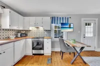 Adorable Cottage, 5 min walk to water & town Hotels in Westbrook