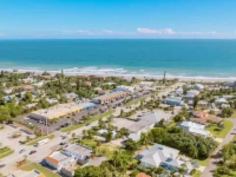 Beautiful downtown Melbourne Beach renovated apartment one block from the beach! 墨爾本海灘酒店