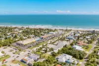 Beautiful downtown Melbourne Beach renovated apartment one block from the beach!