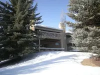 Cozy Family Sized Condo- Access to Hot Tub and Sauna- Minutes Away from Skiing