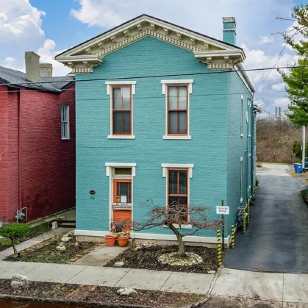 Updated Historical apartment close to a park and two blocks from the best dining