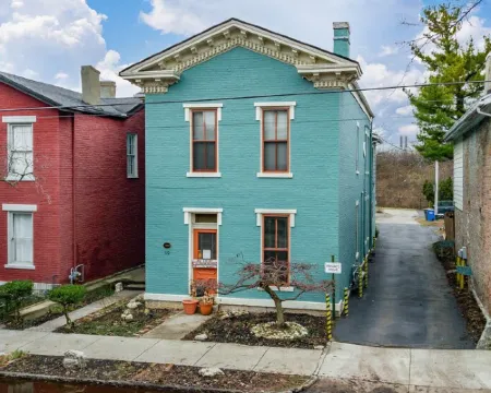 Updated Historical apartment close to a park and two blocks from the best dining Hotels in Dayton