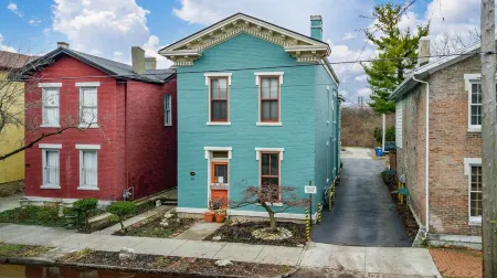 Updated Historical apartment close to a park and two blocks from the best dining