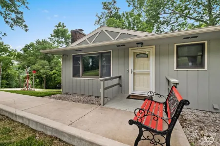 Welcome to Owl Hollow Retreat! Stunning mountain and valley views.