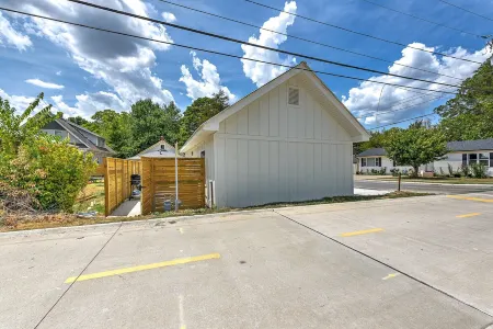 .2 miles to Downtown Rogers on the Railyard bike trail Отели в г. Роджерс