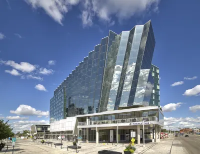 DoubleTree by Hilton Edmonton Downtown Hotels in der Nähe von Giant Baseball Bat