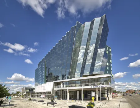 DoubleTree by Hilton Edmonton Downtown Отели рядом с достопримечательностью «Art Gallery of Alberta»