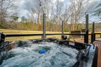 Central! Hot tub! Cozy Cabin Between Gatlinburg & Pigeon Forge!