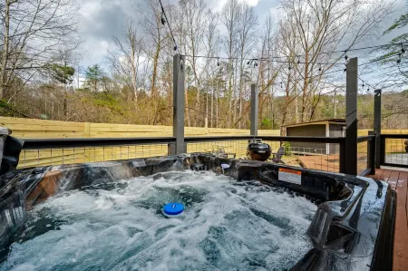 Central! Hot tub! Cozy Cabin Between Gatlinburg & Pigeon Forge! Отели в г. Севьервилл