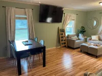 Charming & Stylish 2-bedroom house with free WiFi in Winfield Hotel di Winfield