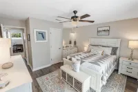 Highly Rated 2 Br Townhouse Steps from DT, and Near Beaches. Open Labor Day!