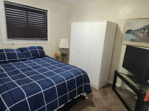 2 Rooms House Close to Downtown with quick freeway