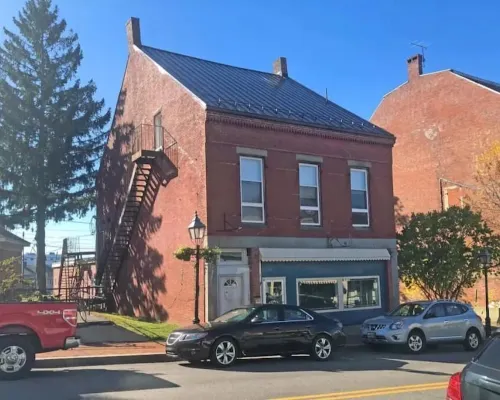 Apartment over shops in Bath Historic District Hotels in Bath