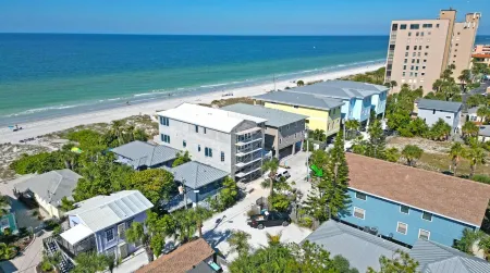 Indian Rocks Beach hidden gem 3/2 modern condo 2 minute walk to beach access