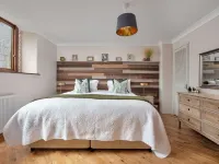 Luxurious Old Chapel Close to Countryside Walks アッシュボーンのホテル