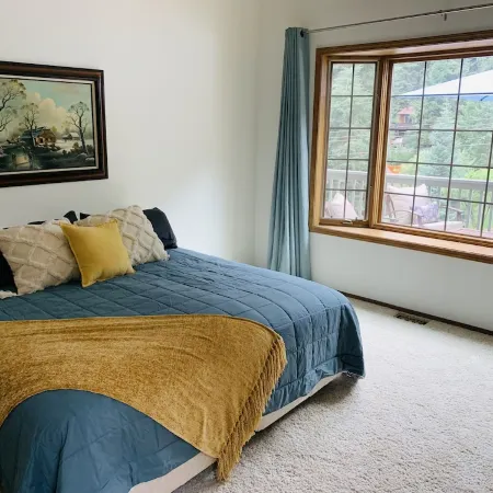 5 bd 4 bth, AC, fireplace, hikes, waterfalls, salt water hot tub, walk to town!