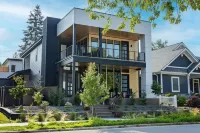 Family-Friendly • Downtown Luxury Villa • Hot Tub • Walk to Lake