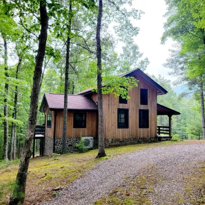 Secluded Ridge  Top Wilderness Retreat Fast Wifi and All the Comforts Hotels near Flying J Travel Center