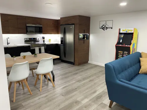 Luxury basement, escape comfort family friendly & pet friendly w arcade pac-man