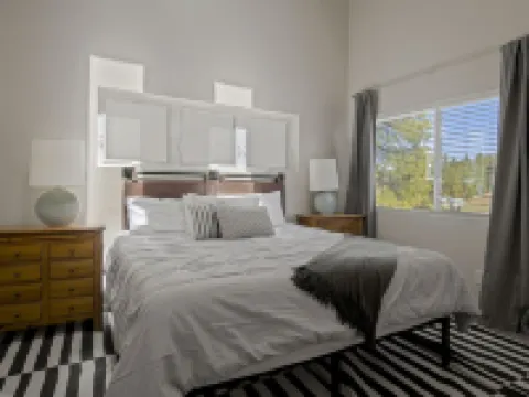 4Br Cabin w/ Hot Tub • Huge Deck & BBQ • Trails 卡馳納山莊酒店