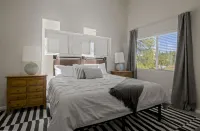 4Br Cabin w/ Hot Tub • Huge Deck & BBQ • Trails