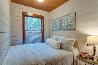 Luxury Retreat Overlooking the 11th Tee at Whitepath Golf Course in Ellijay