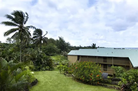 Partial Oceanview #106 at Hana Kai Maui - Studio unit with a really nice view! Отели рядом с достопримечательностью «Хамоа Бич»
