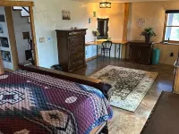 The Walden House; cozy strawbale 3-bedroom home with fitness room & Hot Tub. Hotels in Jackson County