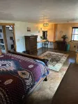 The Walden House; cozy strawbale 3-bedroom home with fitness room & Hot Tub.