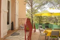 Apartment in a villa - under the pine trees - very quiet - 6 people Hôtels à proximité de : Collège Paul-Emile Victor