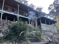 Litttle House on the Hill- Hawkesbury River Views -Overlooking National Park.