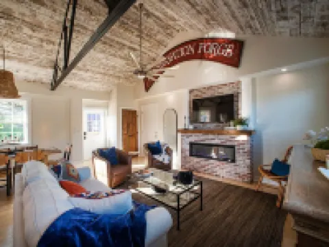 Upscale Downtown Suite in Lewes Hotels in Lewes
