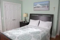 The Beach House: 8 min walk to Misquamicut, sleeps 5, beach parking/walk on pass