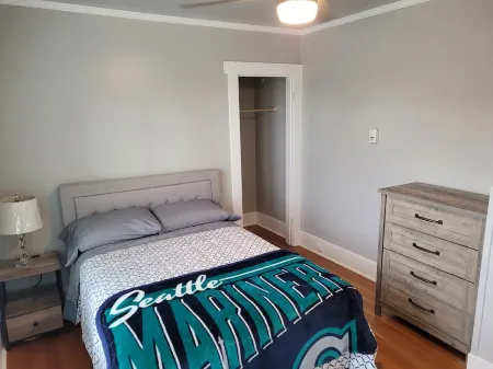 Comfortable 2-bedroom, 2 decks, walking neighborhood, & minutes to downtown. Отели рядом с достопримечательностью «Библиотека Сиэтл Метафисикал»